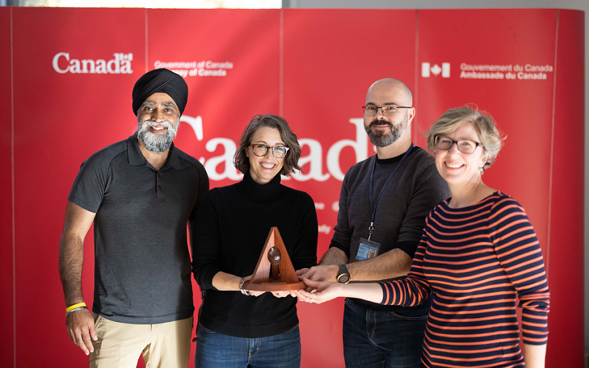 the Honourable Harjit S. Sajjan, Minister of International Development and Minister responsible for the Pacific Economic Development Agency of Canada, presenting the award to members of the Ukraine team.