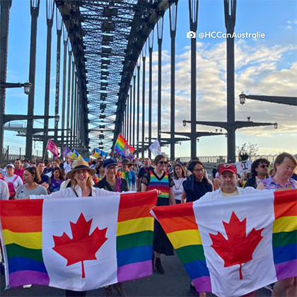 Le personnel de l'ambassade du Canada fête la saison des fiertés au Brésil. Les employés sont vêtus de couleurs vives et tiennent un drapeau arc-en-ciel du Canada lors de la parade de la Fierté à São Paulo.