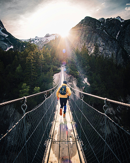 Personne traversant un pont suspendu sur un sentier naturel à Mürren, en Suisse.