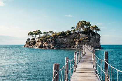 Pont piétonnier en bois reliant le continent à une petite île de Zakynthos, en Grèce.