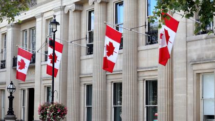 La façade du haut-commissariat du Canada à Londres, au Royaume-Uni, arbore fièrement les drapeaux canadiens