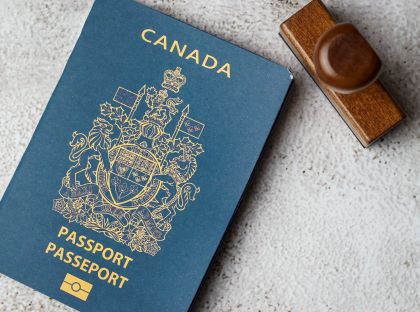 Un passeport canadien et un sceau officiel notarié 