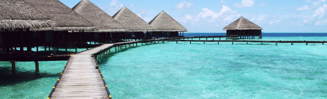 Vue sur les villas en bois le long d'une passerelle en bois sur la mer des Caraïbes.